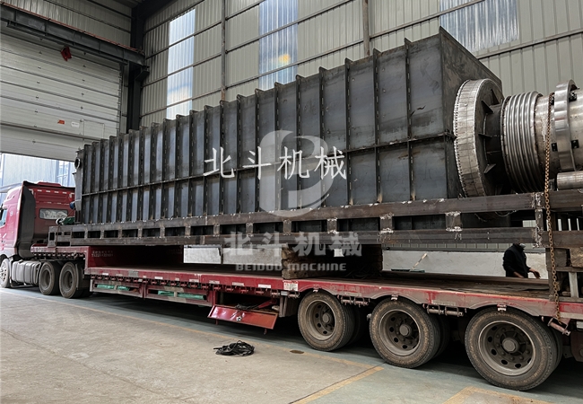 大型污泥好色先生TV下载机做城市污泥的“终结者”,两车齐发奔赴江西